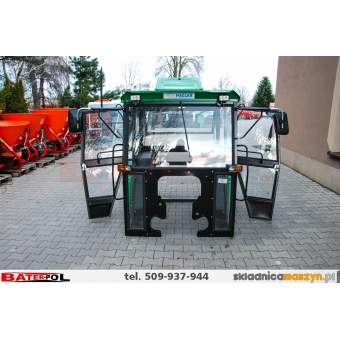Kabina C-330 NAGLAK ZIELONA RAL 6001, z kanciastymi błotnikami,drzwi na koło,szyberdach,boczne szyby uchylne oświetlenie LED