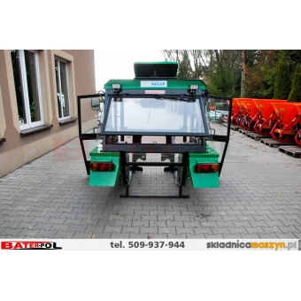 Kabina C-330 NAGLAK ZIELONA RAL 6001, z kanciastymi błotnikami,drzwi na koło,szyberdach,boczne szyby uchylne oświetlenie LED