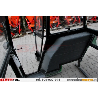 Kabina C-330 NAGLAK ZIELONA RAL 6001, z kanciastymi błotnikami,drzwi na koło,szyberdach,boczne szyby uchylne oświetlenie LED